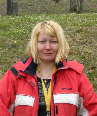 Tutkija Ulla Moilanen toimii kaivauksilla arkeologina koululaiskaivauksen ajan toukokuussa. Hän pitää huolta kaivausten sujumisesta yhdessä kaivausten johtajan kanssa.